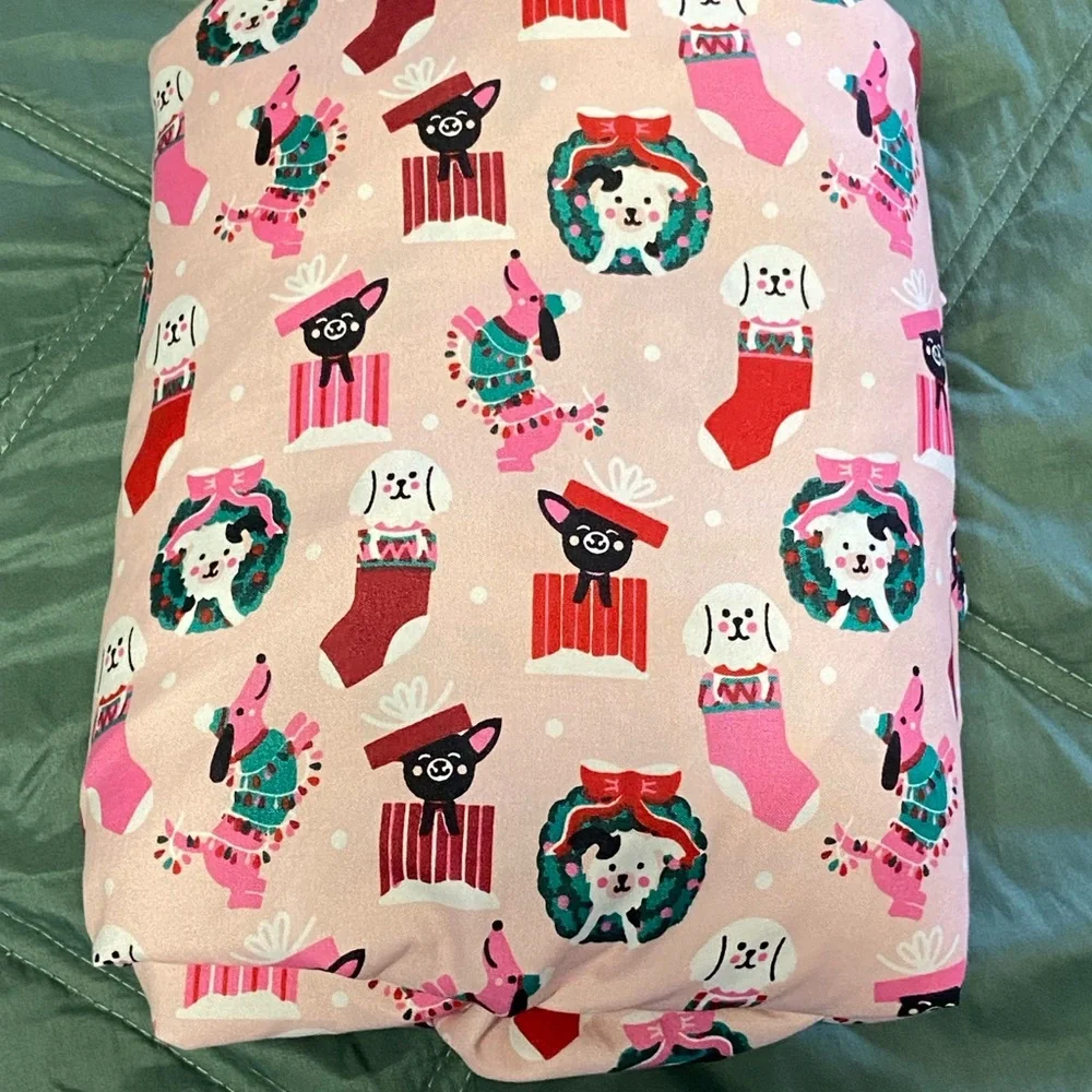 BETSEY JOHNSON Pink CHRISTMAS Twin HOLIDAY DOGS Fitted Sheet